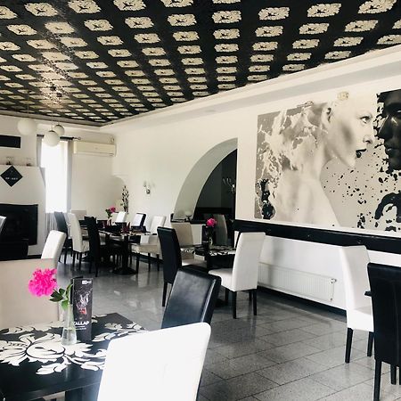 Op-Art Etterem Es Panzio Hotel Monor Buitenkant foto