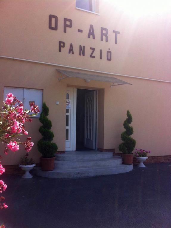 Op-Art Etterem Es Panzio Hotel Monor Buitenkant foto