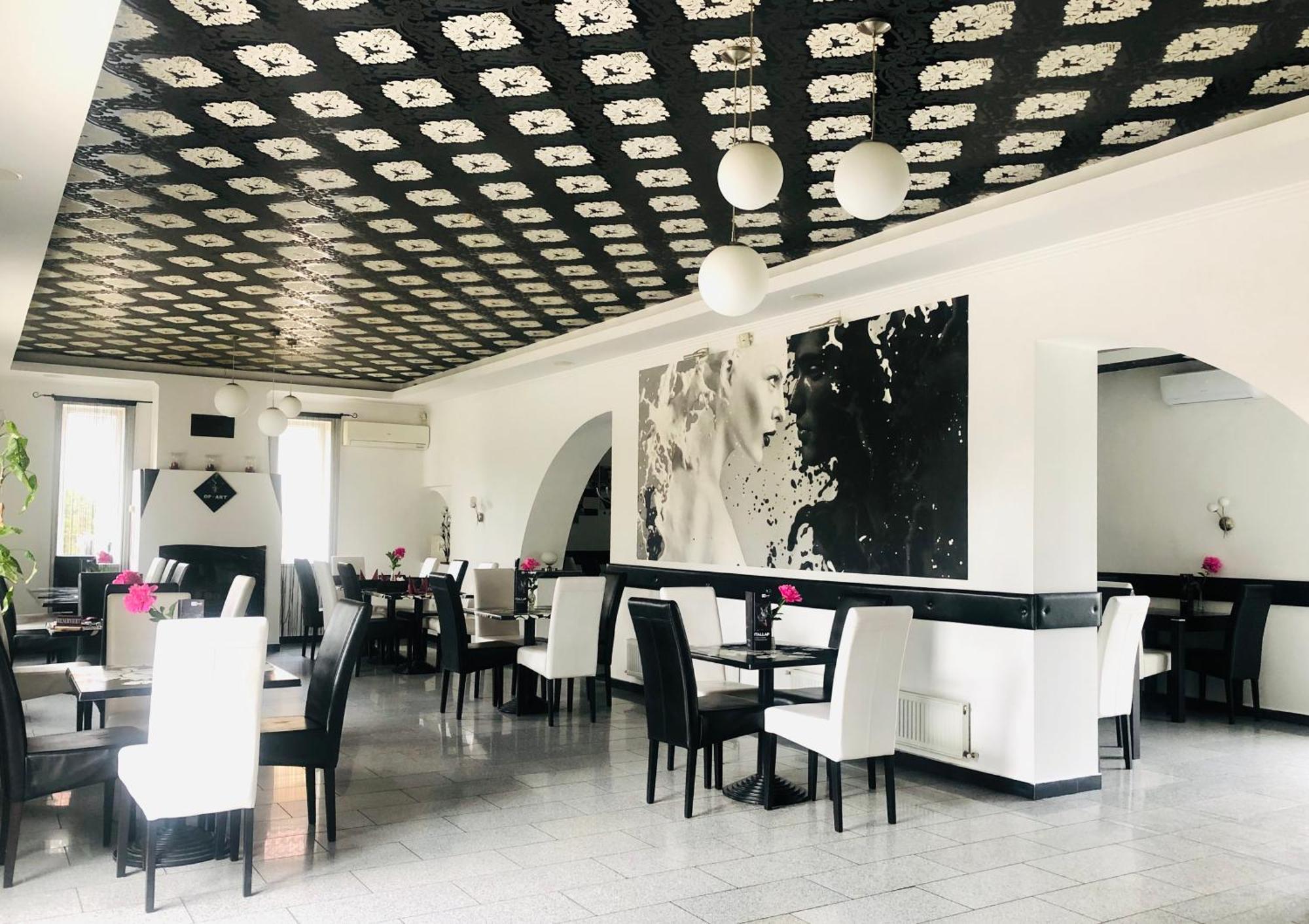 Op-Art Etterem Es Panzio Hotel Monor Buitenkant foto
