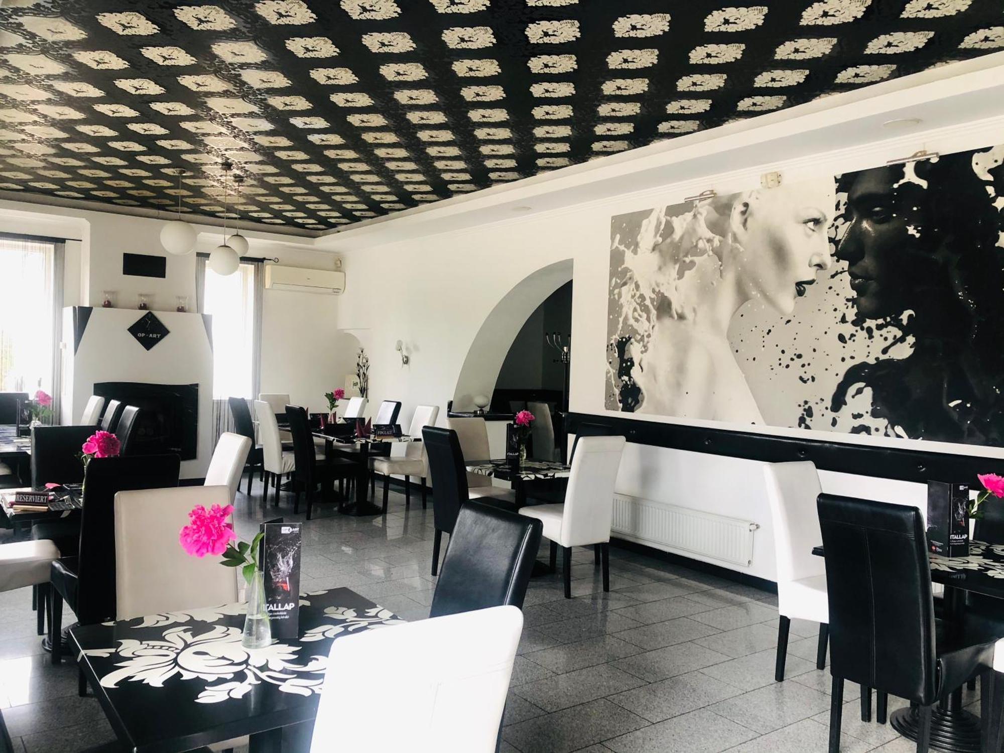 Op-Art Etterem Es Panzio Hotel Monor Buitenkant foto