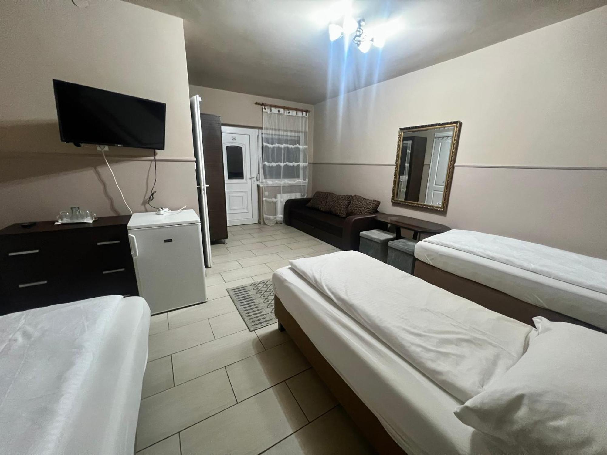 Op-Art Etterem Es Panzio Hotel Monor Buitenkant foto