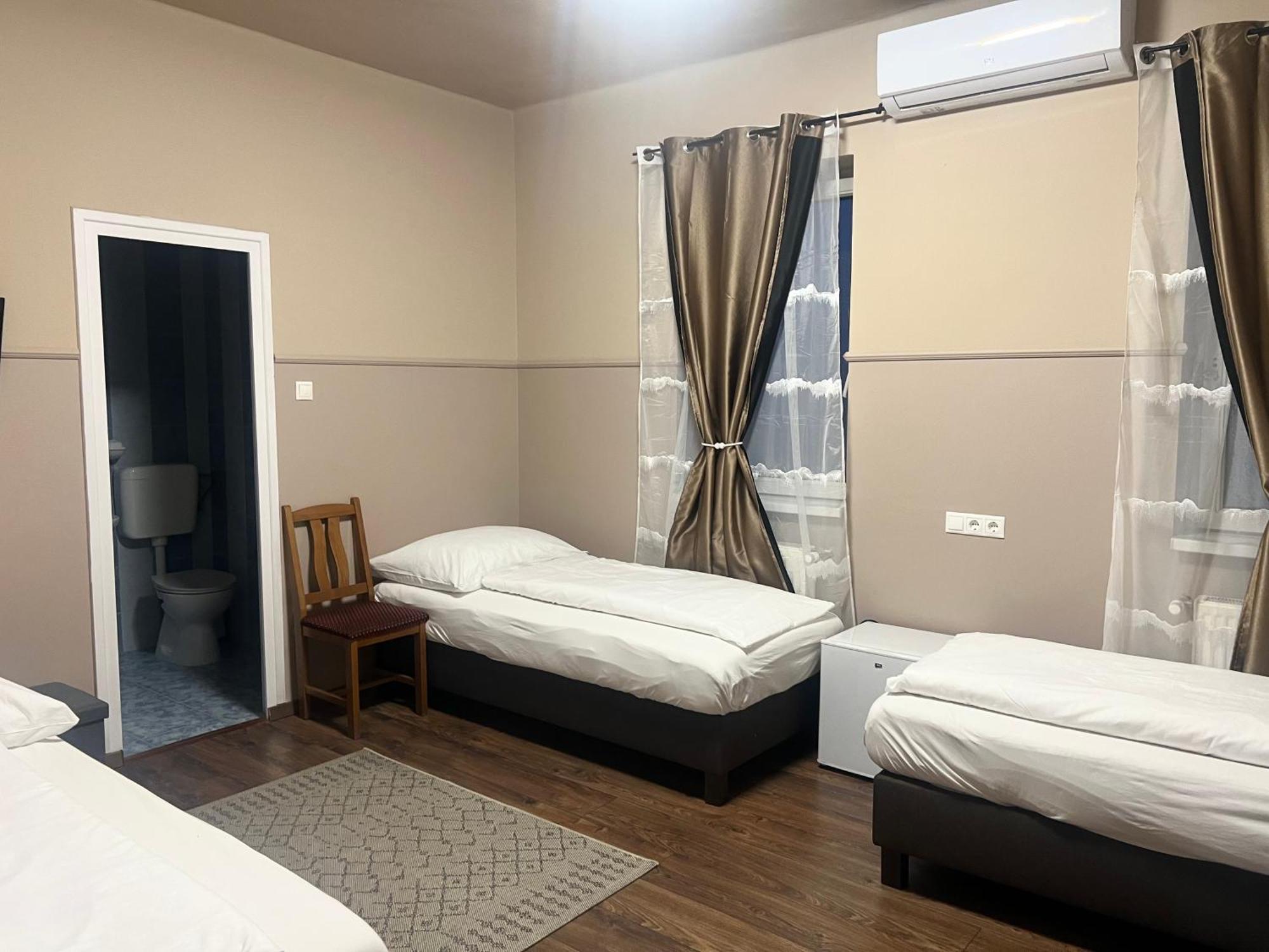 Op-Art Etterem Es Panzio Hotel Monor Buitenkant foto
