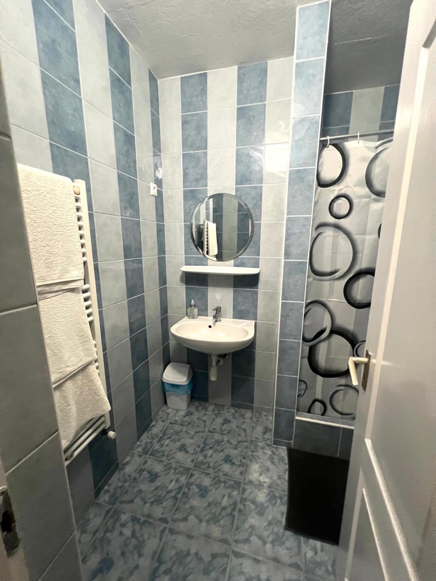 Op-Art Etterem Es Panzio Hotel Monor Buitenkant foto