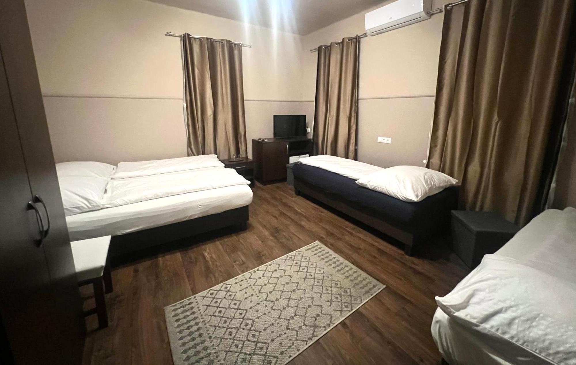 Op-Art Etterem Es Panzio Hotel Monor Buitenkant foto